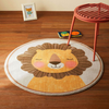 Tapete infantil redondo com design de leão, ideal para quartos de crianças, proporcionando conforto e estimulando o aprendizado.