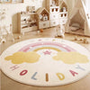 Tapete infantil com as palavras happy holiday e um arco íris colorido